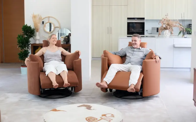 Fotoliu reclinabil Moonrise Big XL, în culoare maro, cu șezut larg și ergonomic pentru persoane de statură mare.