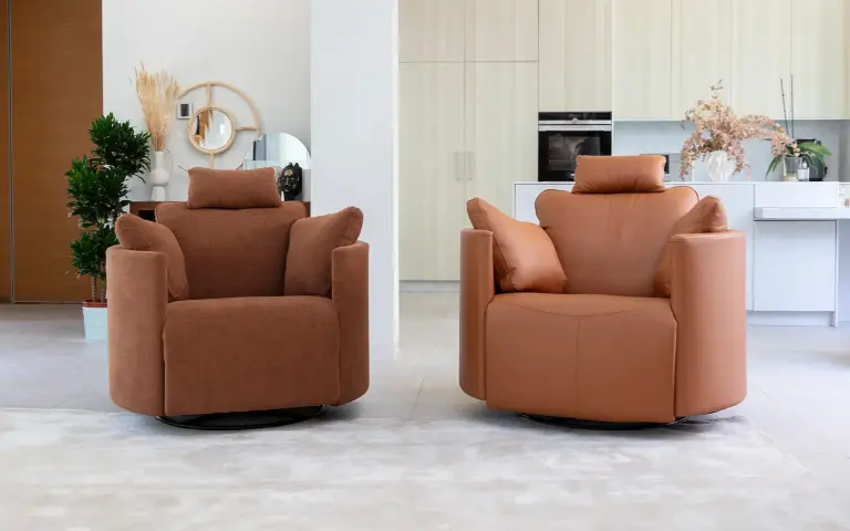 Sillones relax giratorios Moonrise de Fama Sofás en tela y piel, en tonos cálidos