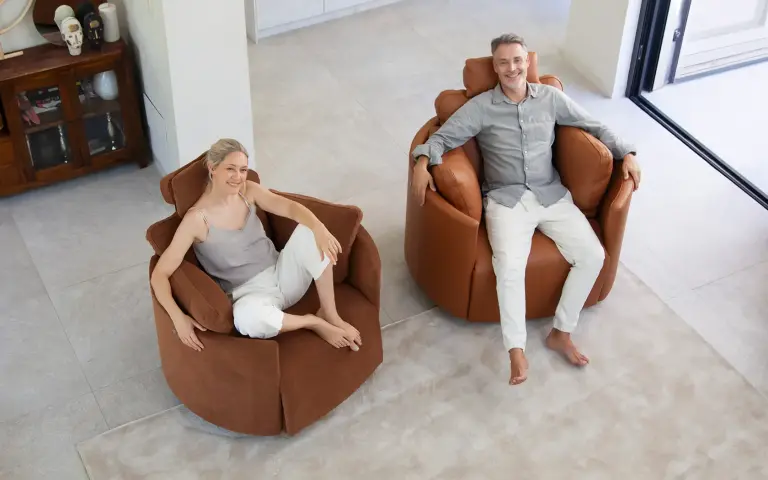 Sillones relax giratorios Moonrise de Fama Sofás en tela y piel, en tonos cálidos
