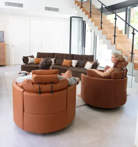Sillones relax giratorios Moonrise de Fama Sofás en tela y piel, en tonos cálidos