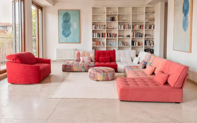 Arianne Love sofá modular bajo con distintas tonalidades de rojos rosas y blancos