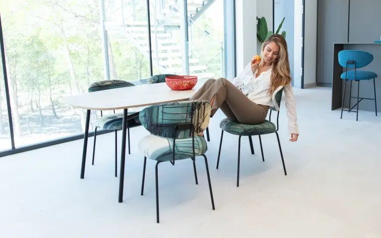 Minos mesa de comedor con tapa de madera y pie metálico